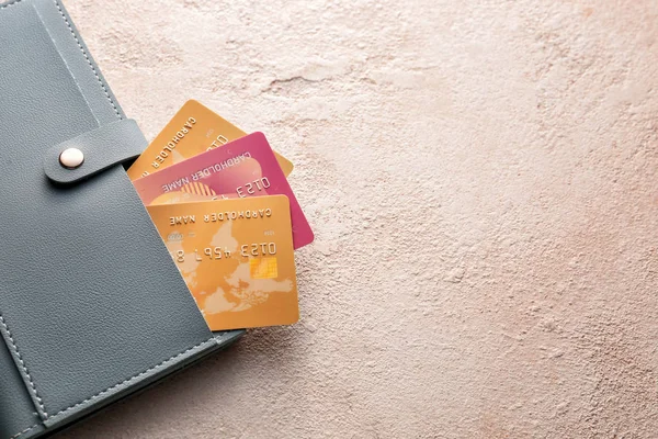 Brieftasche mit Kreditkarten auf hellem Hintergrund — Stockfoto