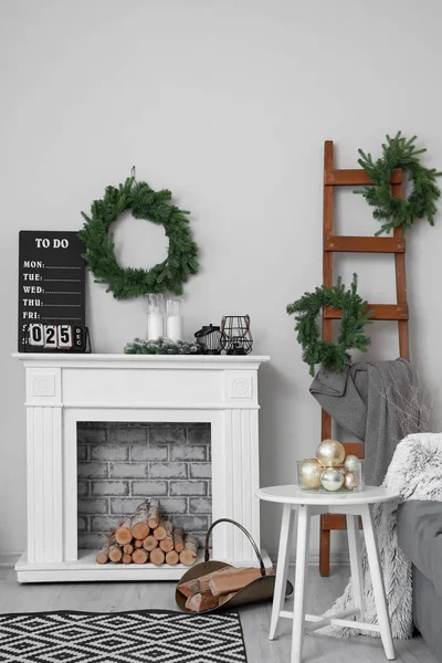 Elegante interior de la sala de estar con decoración de Navidad — Foto de Stock