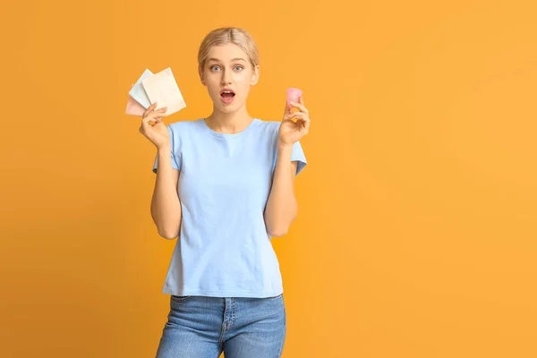 Young woman with menstrual cup and pads on color background — 스톡 사진