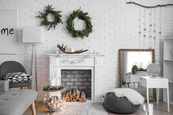 Stylový interiér obývacího pokoje s vánoční výzdobou — Stock fotografie