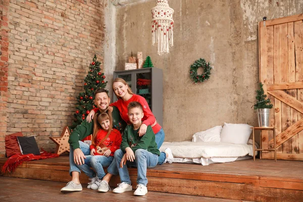Família feliz na véspera de Natal em casa — Fotografia de Stock