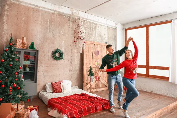 Casal feliz dançando na véspera de Natal em casa — Fotografia de Stock