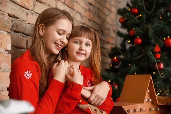 Счастливая мать и дочь в канун Рождества дома — стоковое фото