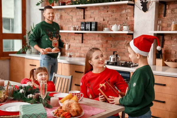 Son hälsar sin mor på julen under middagen — Stockfoto