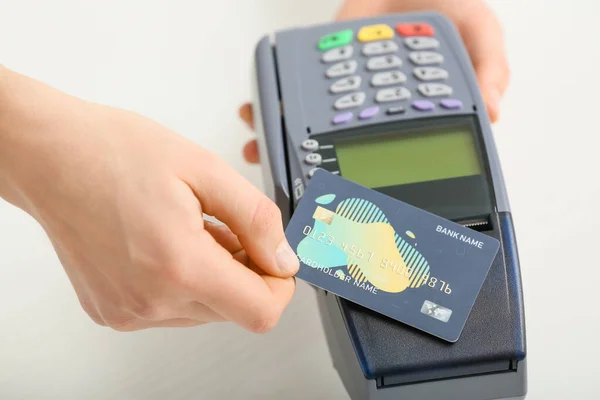 Woman using bank terminal for credit card payment, closeup — Stock Photo, Image