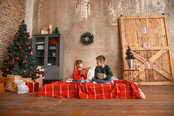 Crianças felizes bebendo chá na véspera de Natal em casa — Fotografia de Stock