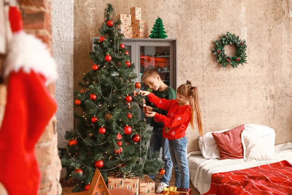 Crianças felizes decorando árvore de Natal em casa — Fotografia de Stock