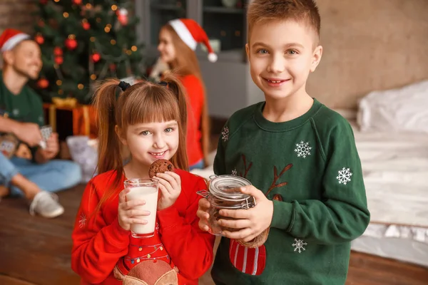 Happy children drinking milk with cookies on Christmas eve at home — Stock Photo, Image