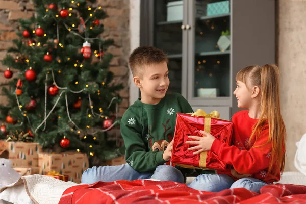 Små barn med julklapp hemma — Stockfoto