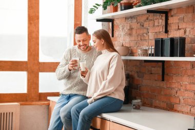 Mutfakta süt içen mutlu çift