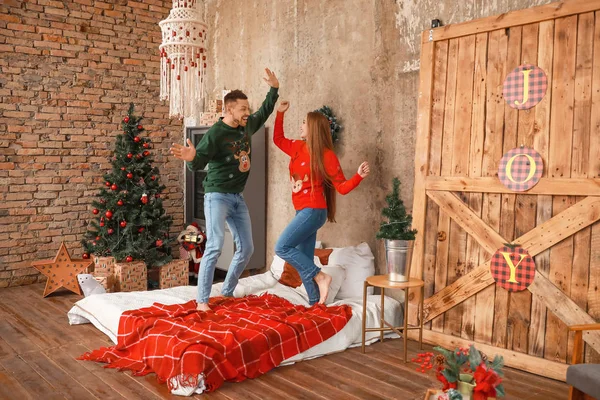 Casal feliz dançando na véspera de Natal em casa — Fotografia de Stock