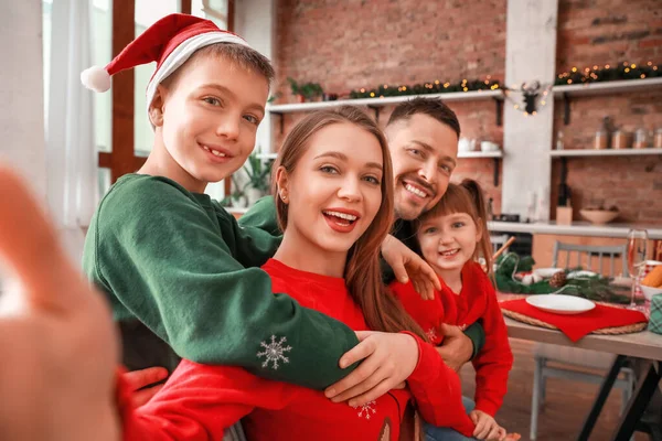 Mutlu aile Noel arifesinde mutfakta selfie çekiyor. — Stok fotoğraf