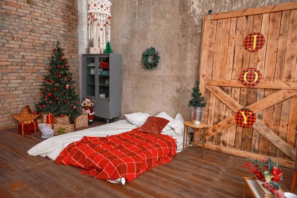 Interior elegante do quarto decorado para o Natal — Fotografia de Stock