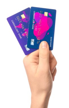 Beyaz arka planda kredi kartı olan bir kadın.