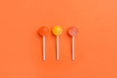 Renkli arka planda lezzetli lolipoplar