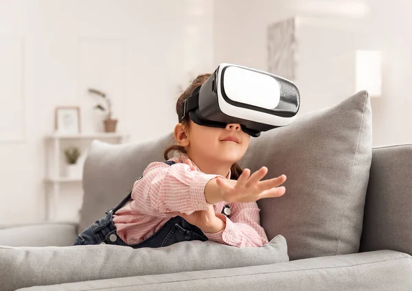 Маленька дівчинка з окулярами віртуальної реальності вдома — стокове фото