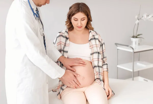 Pregnant woman visiting male gynecologist in clinic — Stock Photo, Image