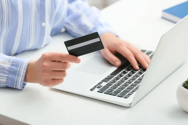 Femme avec ordinateur portable et carte de crédit à table, gros plan — Photo