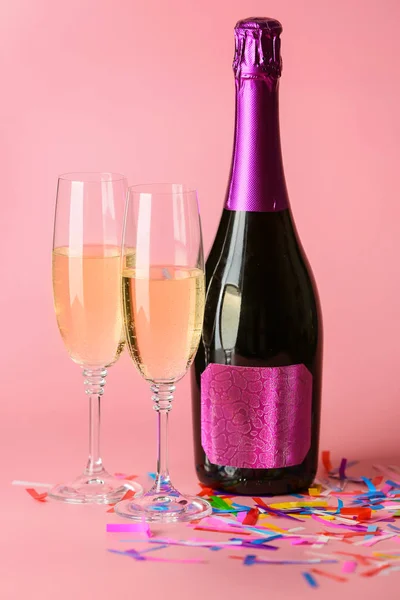 Bicchieri e bottiglia di champagne gustoso su sfondo a colori — Foto Stock