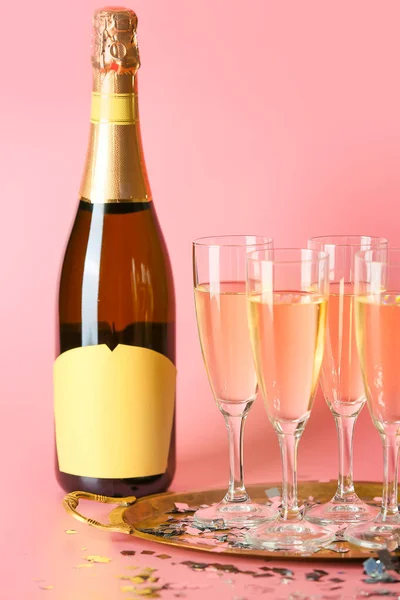 Glasses and bottle of tasty champagne on color background — Stock Photo, Image