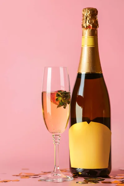 Glass and bottle of tasty champagne on color background — Stock Photo, Image