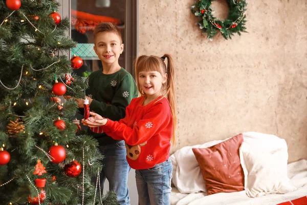 Crianças felizes decorando árvore de Natal em casa — Fotografia de Stock
