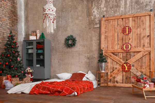 Elegante interior de dormitorio decorado para Navidad — Foto de Stock