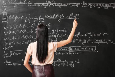 kadın öğretmen sınıfta blackboard yazma