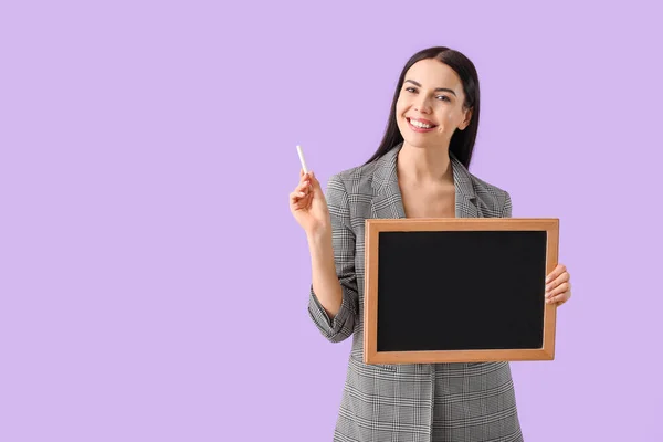 Vrouwelijke leraar met schoolbord op kleur achtergrond — Stockfoto