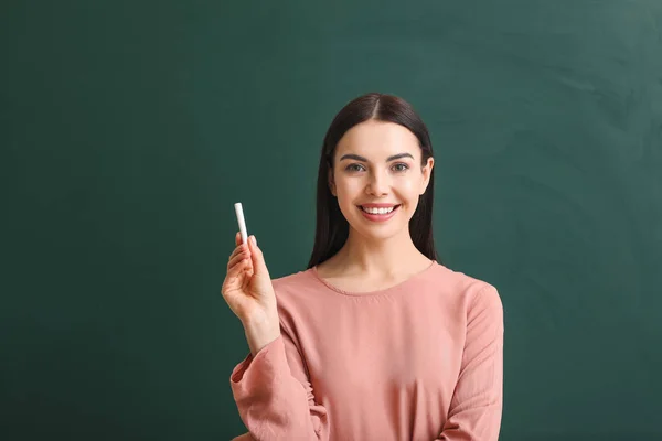 Kvinnlig lärare nära svarta tavlan i klassrummet — Stockfoto