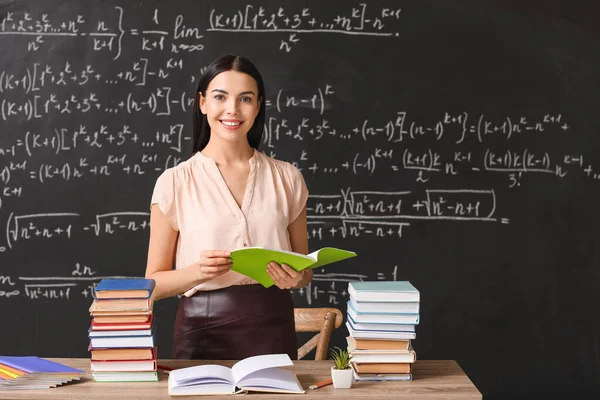 Profesora en el lugar de trabajo en clase — Foto de Stock