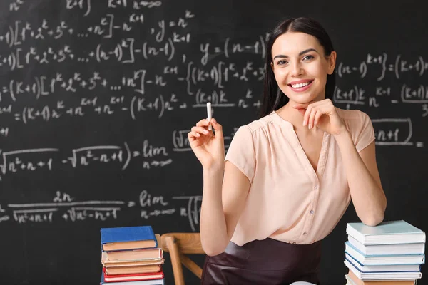 Lehrerin am Arbeitsplatz im Klassenzimmer — Stockfoto