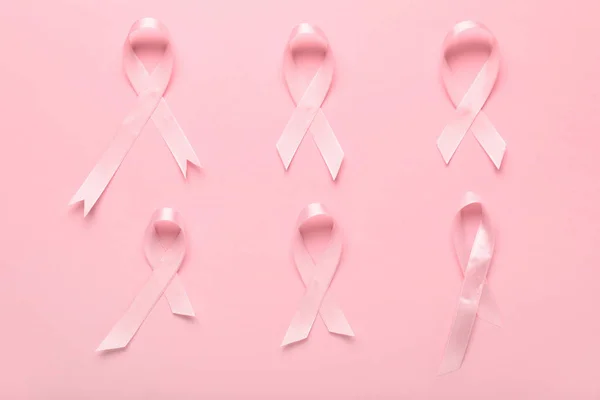 Cintas rosadas sobre fondo de color. Concepto de conciencia sobre el cáncer de mama — Foto de Stock