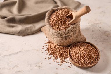 Masada çiğ karabuğdaylı kase ve torba