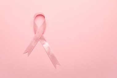 Renkli arka planda pembe kurdele. Göğüs kanseri farkındalığı konsepti