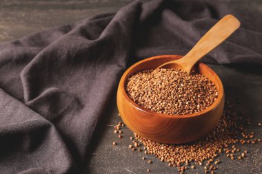 Tablo üzerinde ham buğday ile kase