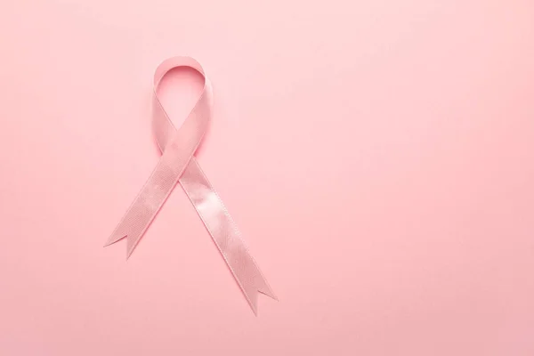 色の背景にピンクのリボン。乳がんの認知概念 — ストック写真