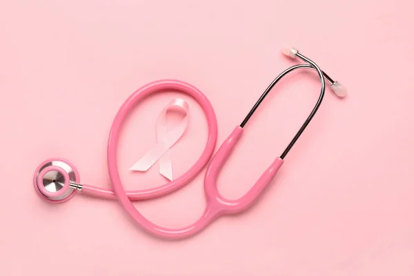 Różowa wstążka ze stetoskopem na kolorowym tle. Koncepcja świadomości raka piersi — Zdjęcie stockowe