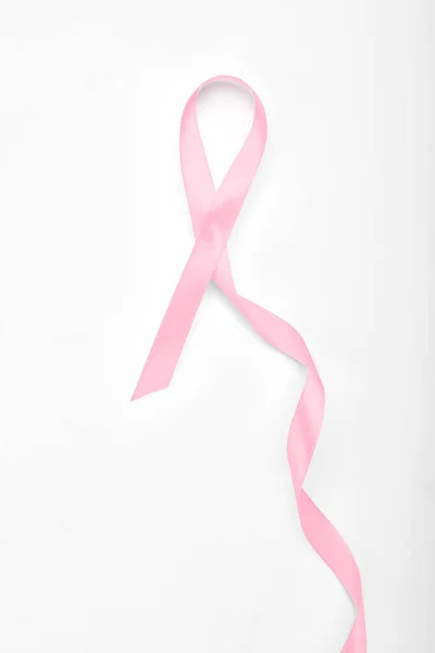 白色背景的粉红缎带。乳腺癌意识概念 — 图库照片