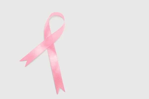 Różowa wstążka na białym tle. Koncepcja świadomości raka piersi — Zdjęcie stockowe