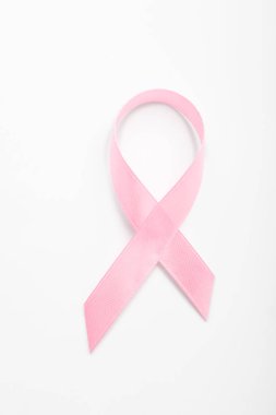 Beyaz arka planda pembe kurdele. Göğüs kanseri farkındalığı konsepti