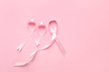 Renkli arka planda pembe kurdeleler. Göğüs kanseri farkındalığı konsepti