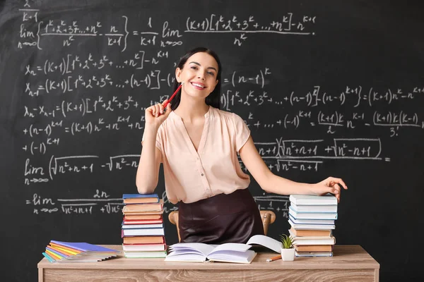 Vrouwelijke leraar op het werk in de klas — Stockfoto