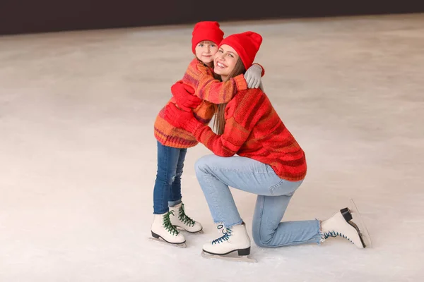 Young mother with little daughter on skating rink — Stock Photo, Image