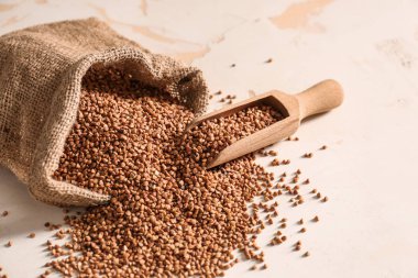 Tablo üzerinde ham buğday ile çanta