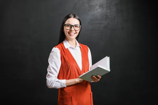 Vrouwelijke leraar in de buurt van schoolbord in de klas — Stockfoto