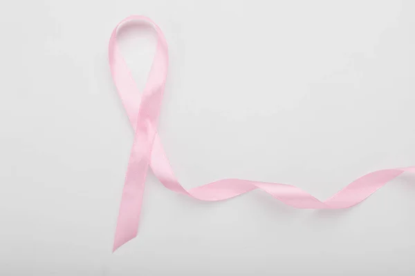 Cinta rosa sobre fondo blanco. Concepto de conciencia sobre el cáncer de mama — Foto de Stock