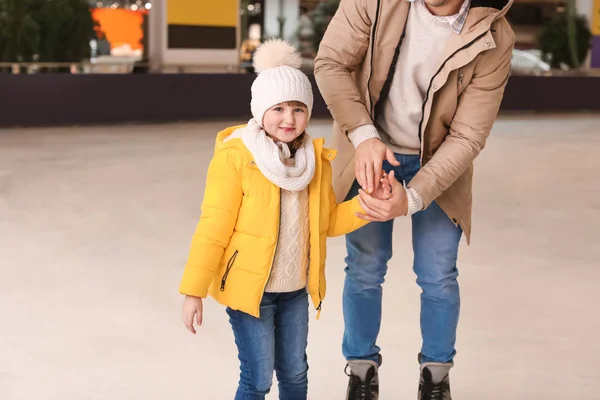 Jonge vader met dochtertje op schaatsbaan — Stockfoto