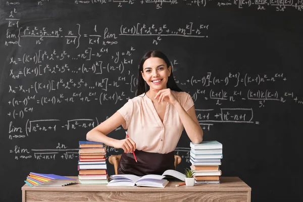 Vrouwelijke leraar op het werk in de klas — Stockfoto