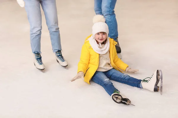 Menina bonito depois de cair na pista de patinação — Fotografia de Stock